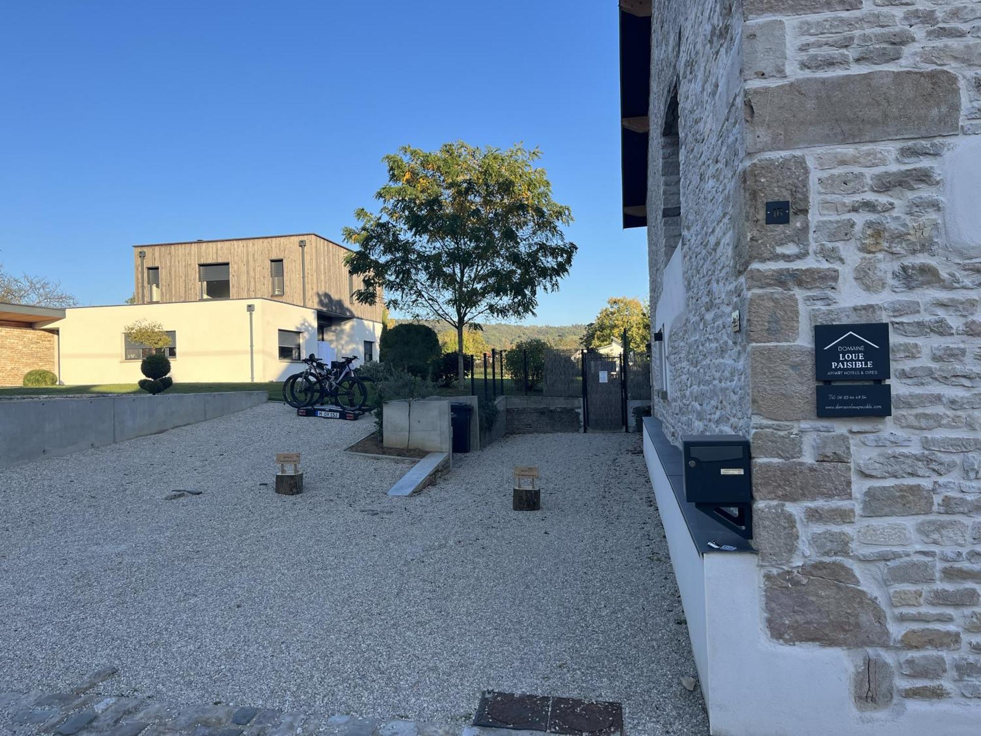 Appart-Hotel N 4 Calme Avec Terrasse, Wi-Fi Haut Debit, Petit-Dejeuner, Room-Service Et Parking Prive Chouzelot Exterior photo