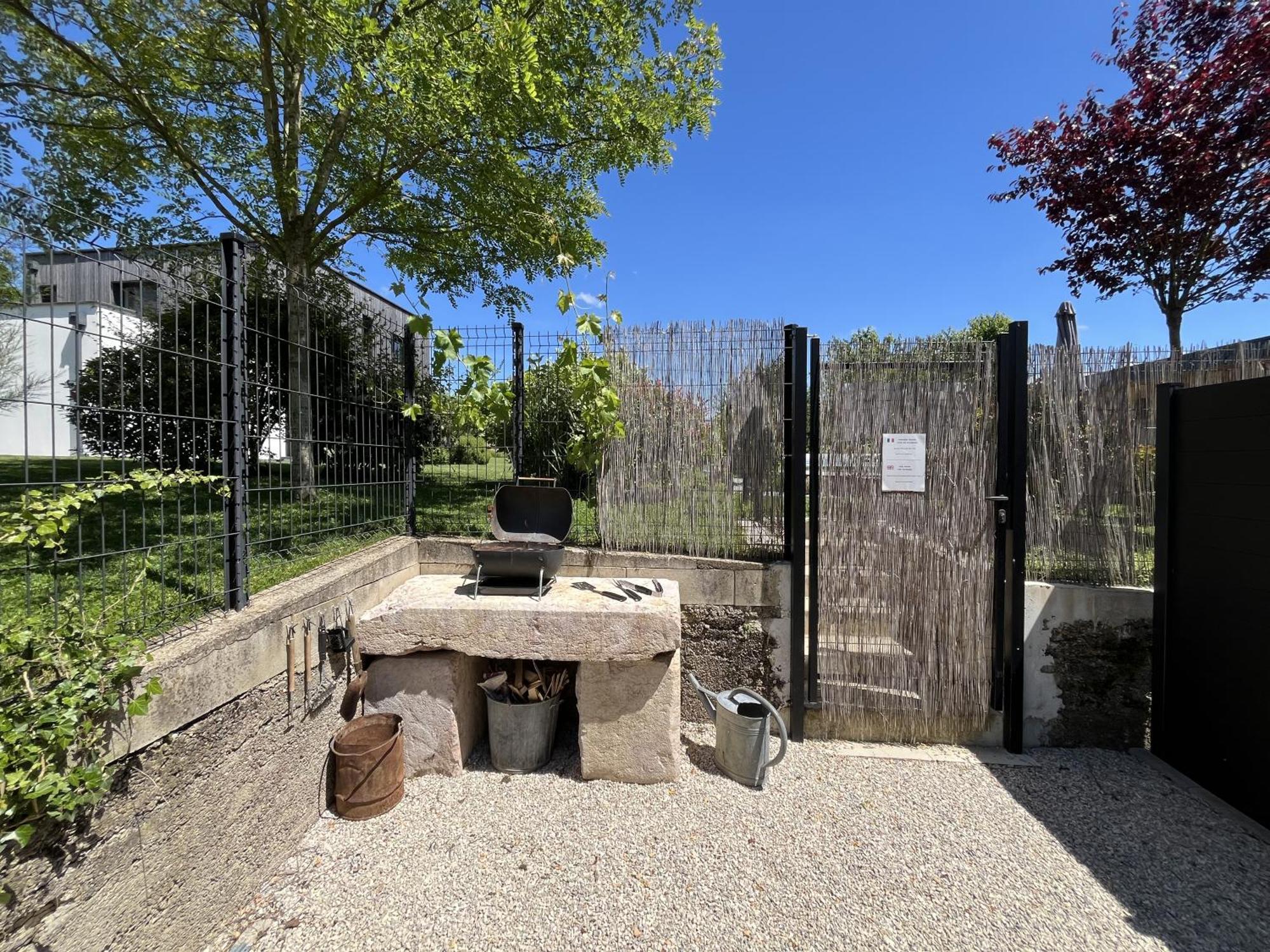 Appart-Hotel N 4 Calme Avec Terrasse, Wi-Fi Haut Debit, Petit-Dejeuner, Room-Service Et Parking Prive Chouzelot Exterior photo
